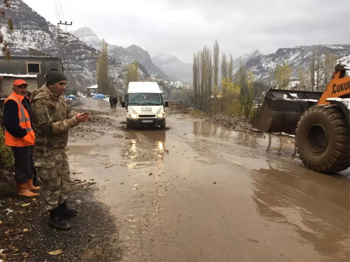 Kar Sonrasında Oluşan Sel, Karayolunu Ulaşıma Kapattı