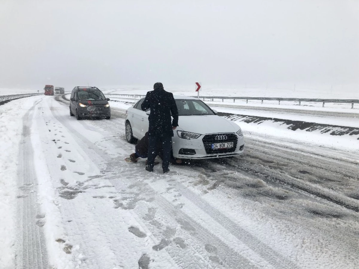 Kars\'ta Kar ve Tipiden Dolayı Araçlar Yolda Mahsur Kaldı