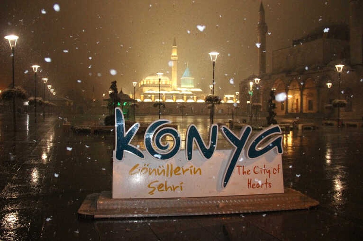 Konya Kent Merkezine Mevsimin İlk Karı Düştü