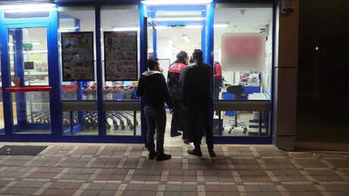 Markete Giren Hırsız, Tabancayla Tehdit Edip, Kasadaki Paraları Çaldı