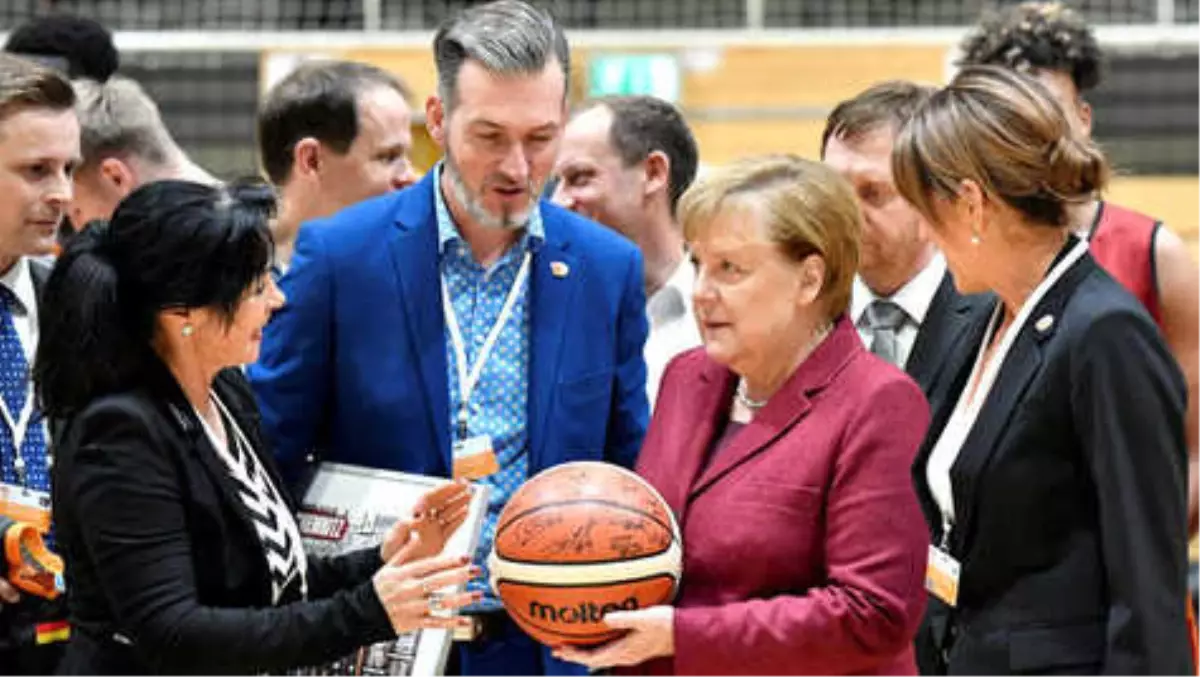 Merkel Aylar Sonra Olay Kentte