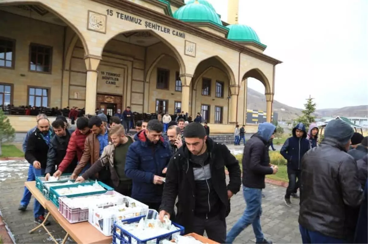 Nevşehir Belediyesi Cami Çıkışı Börek ve Meyve Suyu Dağıttı