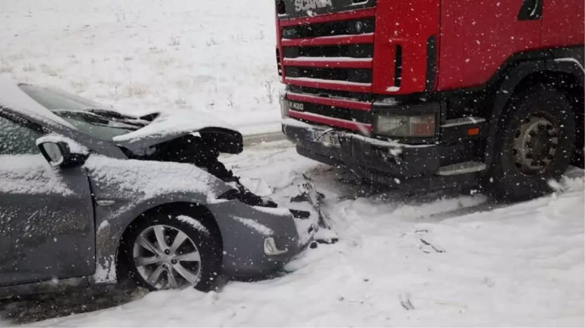 Sivas\'ta İki Ayrı Trafik Kazası: 1 Ölü, 6 Yaralı