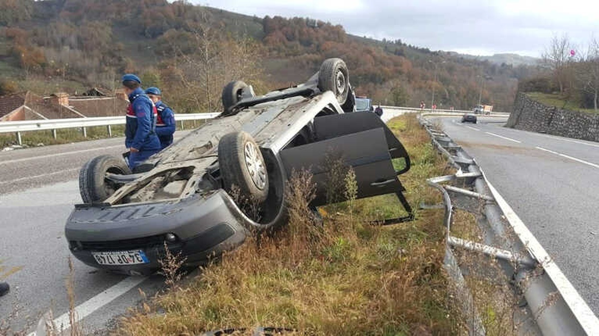 Takla Atan Otomobil Ters Döndü: 3 Yaralı