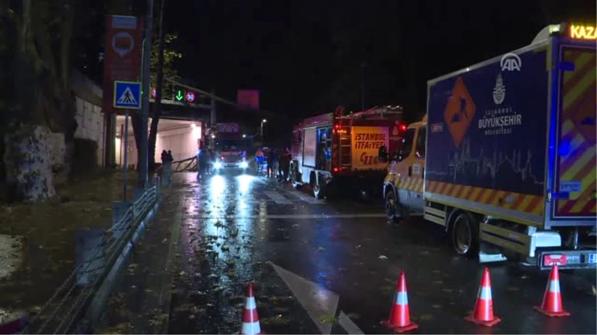 Tünel Girişine Devrilen Ağaç, Yolu Trafiğe Kapattı - İstanbul