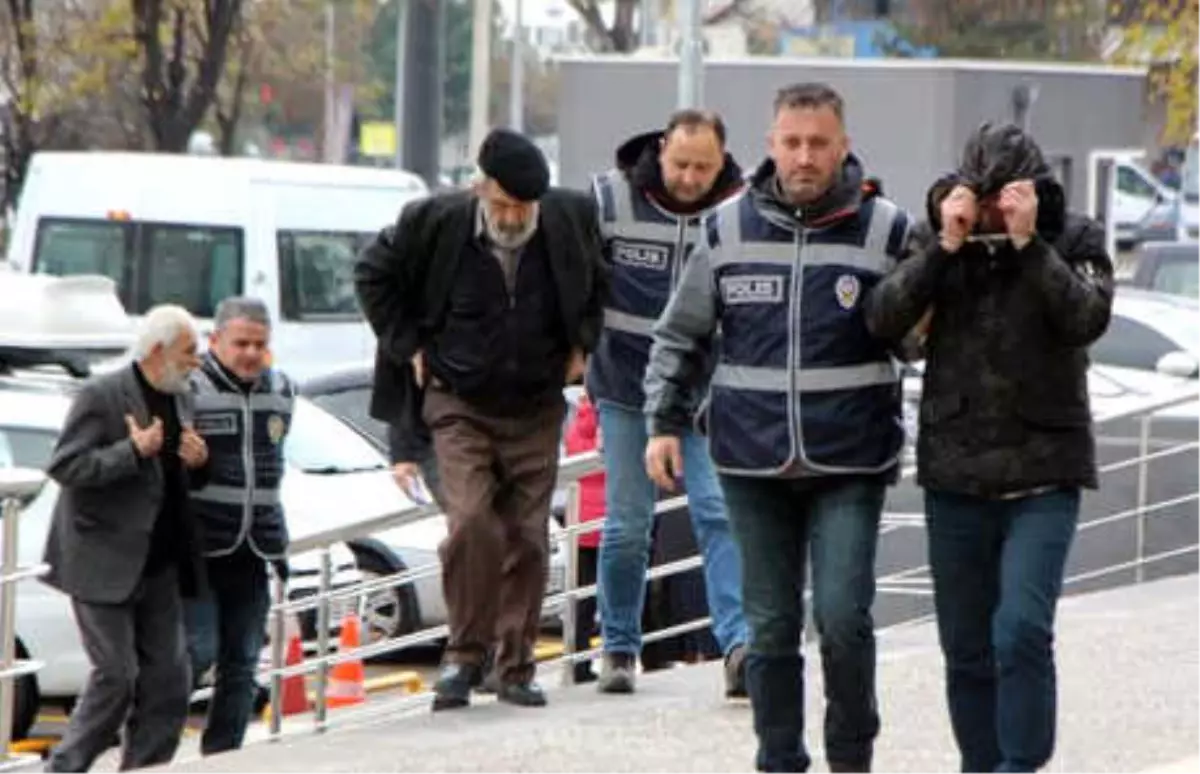 Üzerine Çamur Bulaştırıp, Temizleme Bahanesiyle Cebinden Parasını Çaldılar