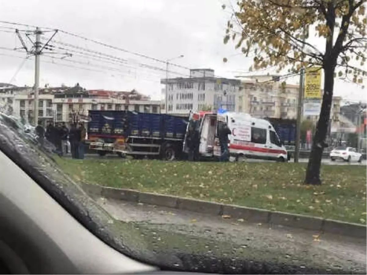 Yaralı Tır Sürücüsüne İlk Müdahale Çarptığı Ambulanstaki Ekipten Geldi