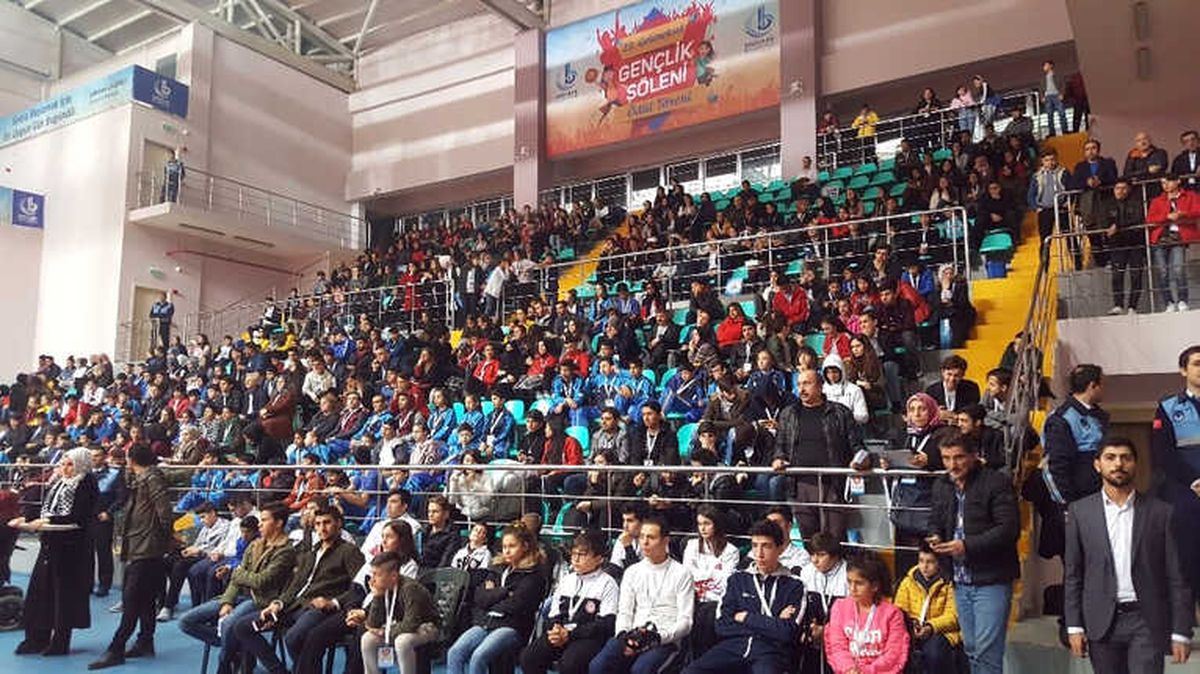 Bağcılar\'da Başarılı Gençler Ödüllendirildi