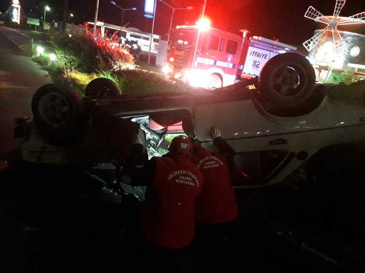 Balıkesir\'de Ters Dönen Araç İçindeki 2 Kişi Kurtarıldı