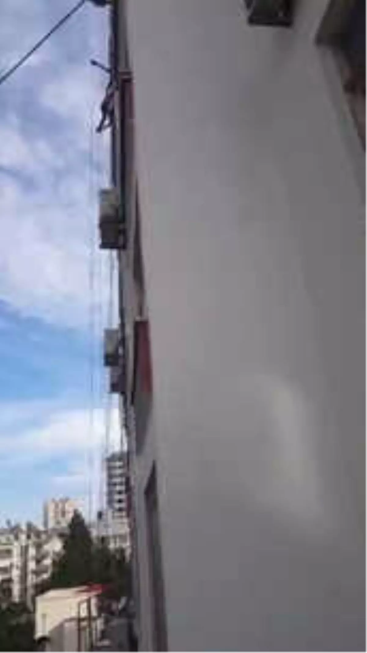 Çalıştığı İskelenin Halatı Koptu, Boyacı 9. Katta Asılı Kaldı