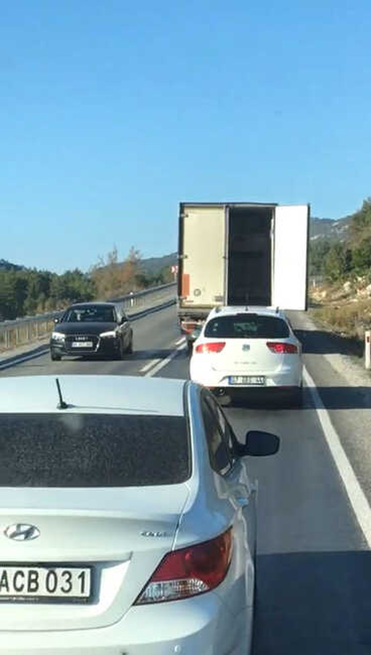 Dorse Kapağı Açılan Kamyonun Sürücüsü Trafiği Birbirine Kattı