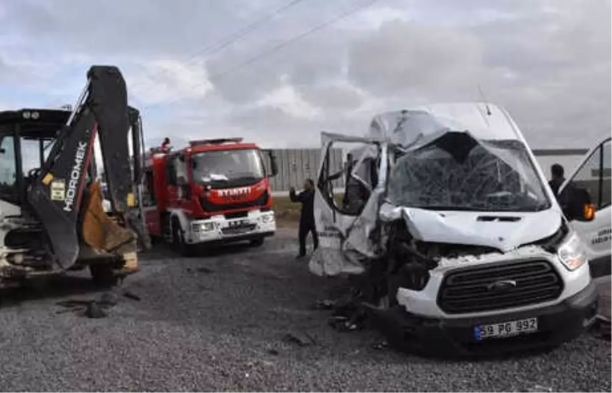 Engelli Çocukların Servisi ile İş Makinesi Çarpıştı: 14 Yaralı