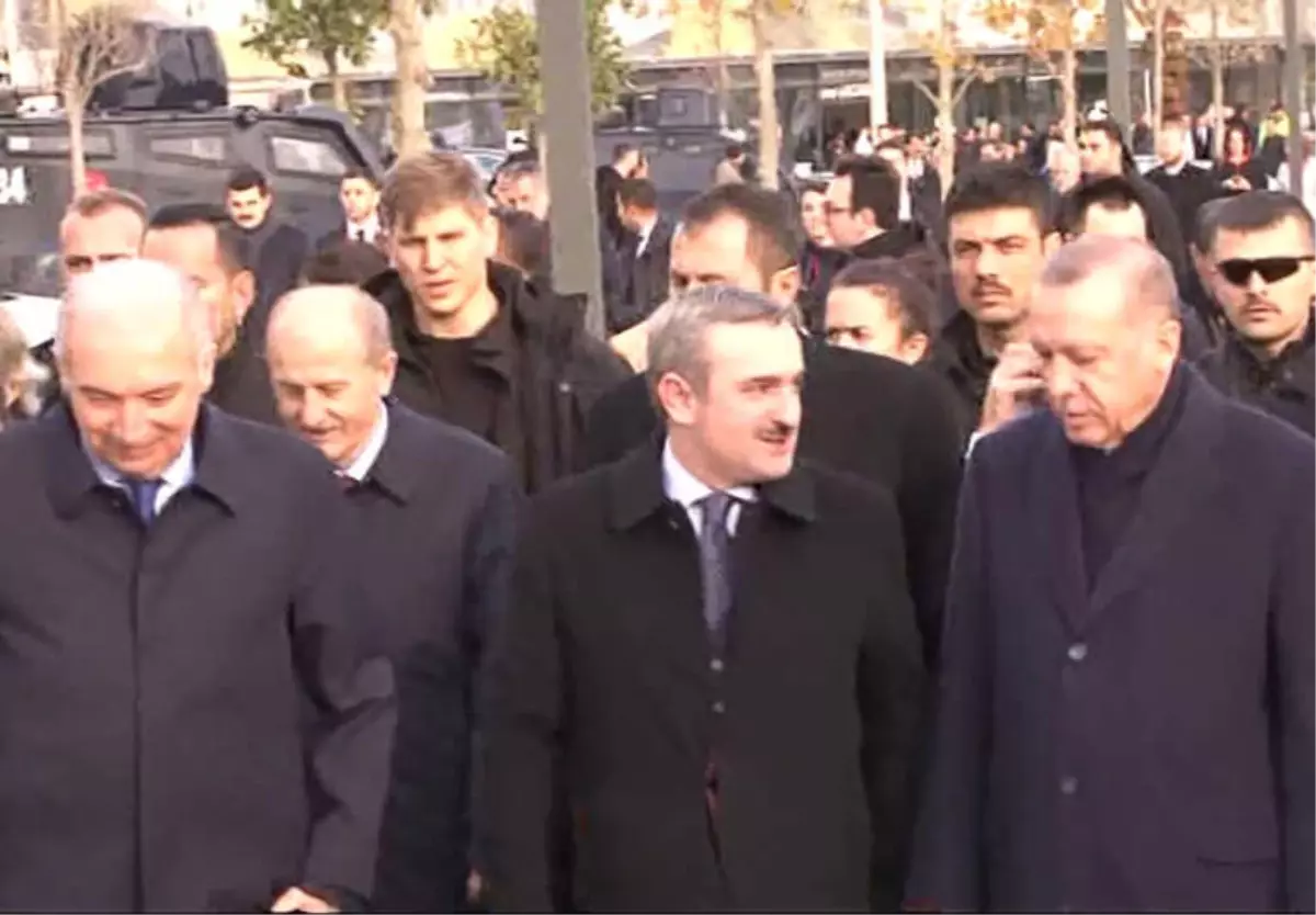 Erdoğan Başakşehir Merkez Camii\'nde İncelemelerde Bulundu