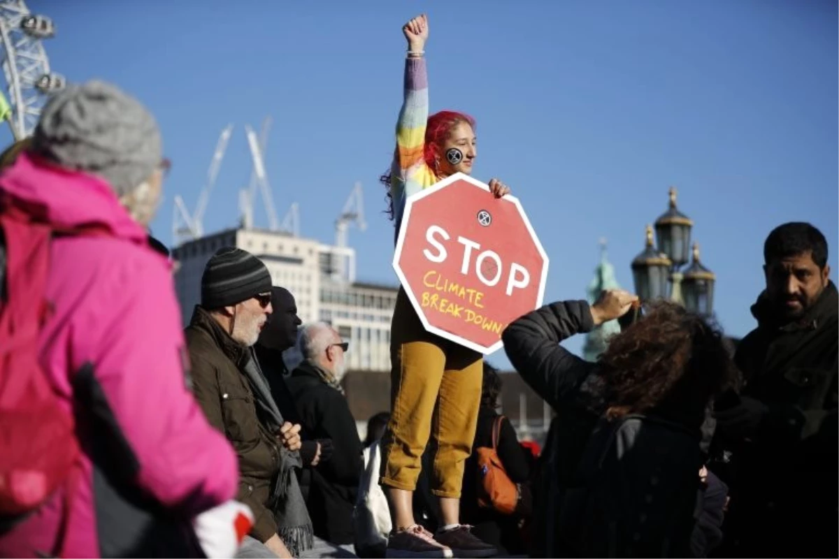 Fotoğraflarla: Londra\'da Binlerce Çevreciden 5 Köprüde Sivil İtaatsizlik Eylemi