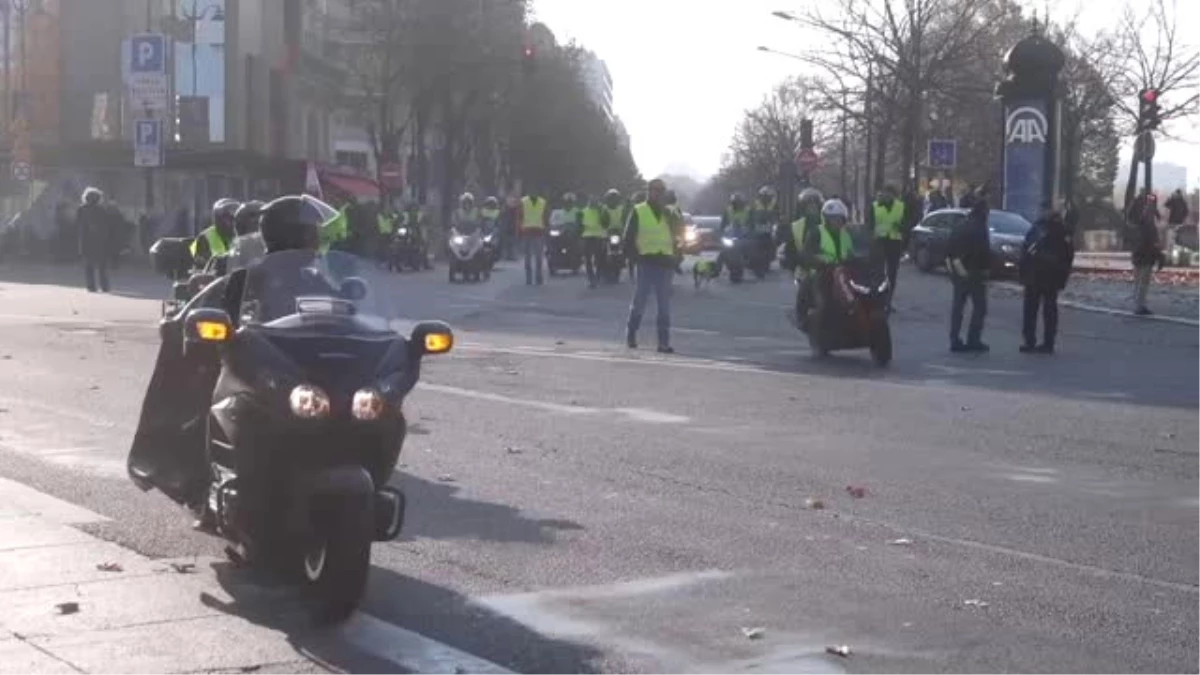 Fransa\'da Akaryakıt Zammı Protesto Edildi