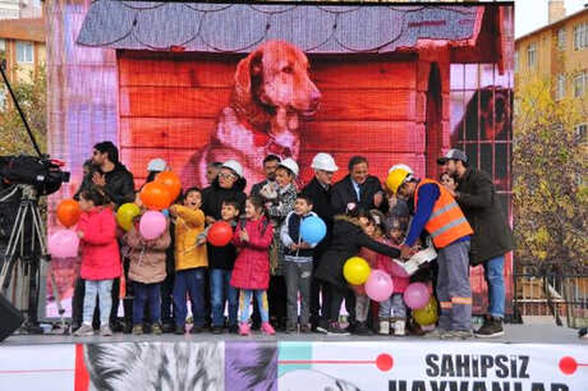 Kadıköy\'de \'Sahipsiz Hayvanlar Rehabilitasyon ve Eğitim Merkezi\'nin Temeli Atıldı