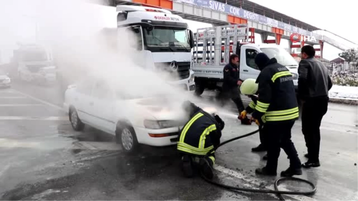 Kırmızı Işıkta Kabusu Yaşadı...otomobili Bir Anda Alev Aldı, İtfaiye Ekipleri Müdahale Etti