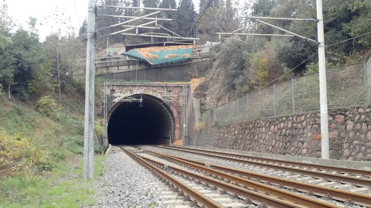 Kocaeli\'de Talaş Yüklü Tır, Hızlı Tren Yolu Köprüsünde Devrildi