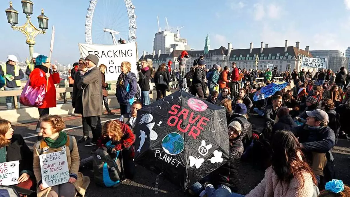 Londra\'nın Beş Köprüsünde İklim Değişikliği Protestosu