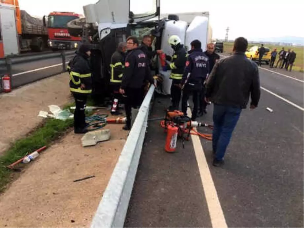 Mandalina Yüklü Tır Devrildi, Şoförü Öldü