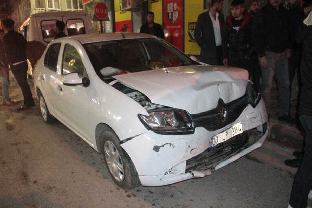 Otomobil ile Minibüs Çarpıştı: 7 Yaralı