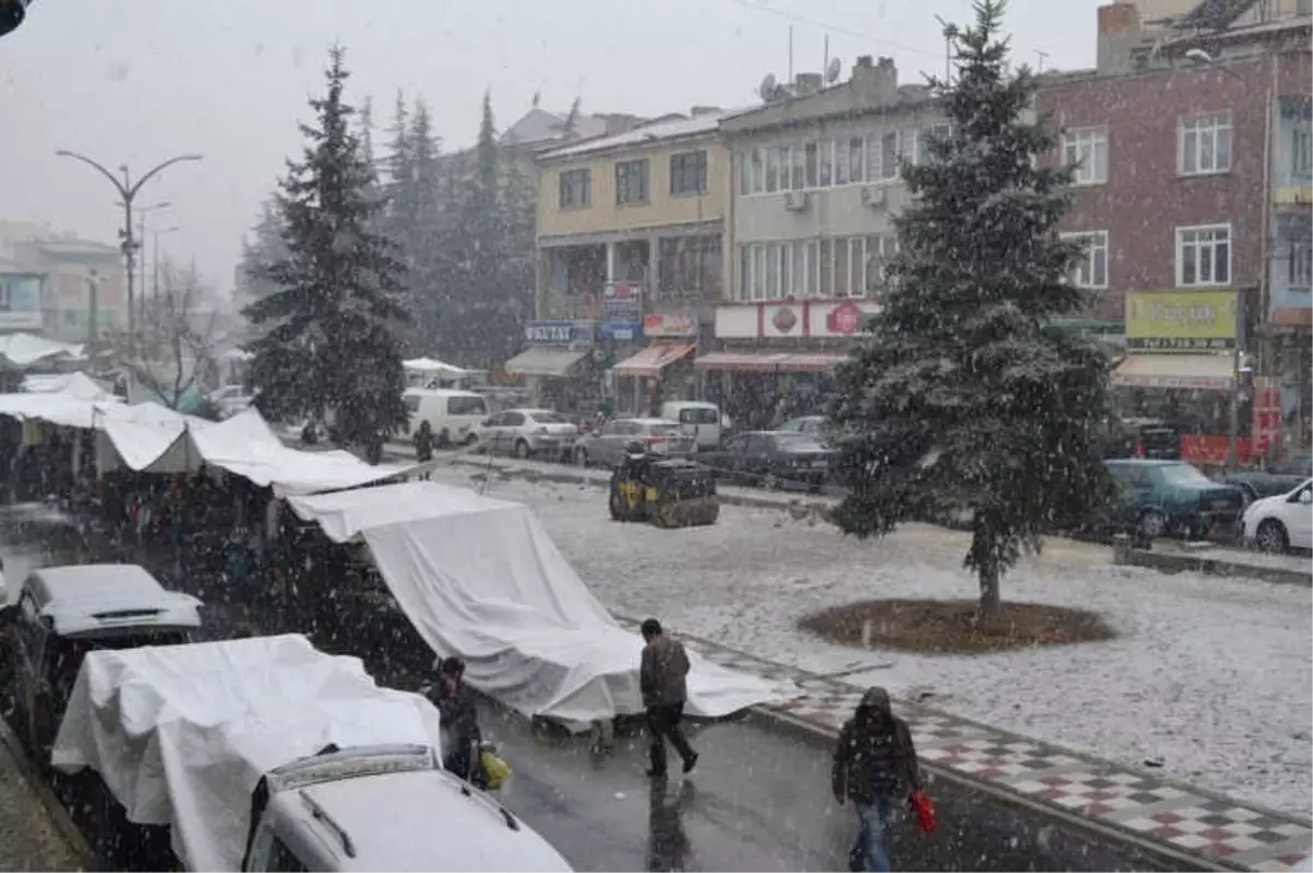 Şuhut\'ta Mevsimin İlk Karı Yağdı