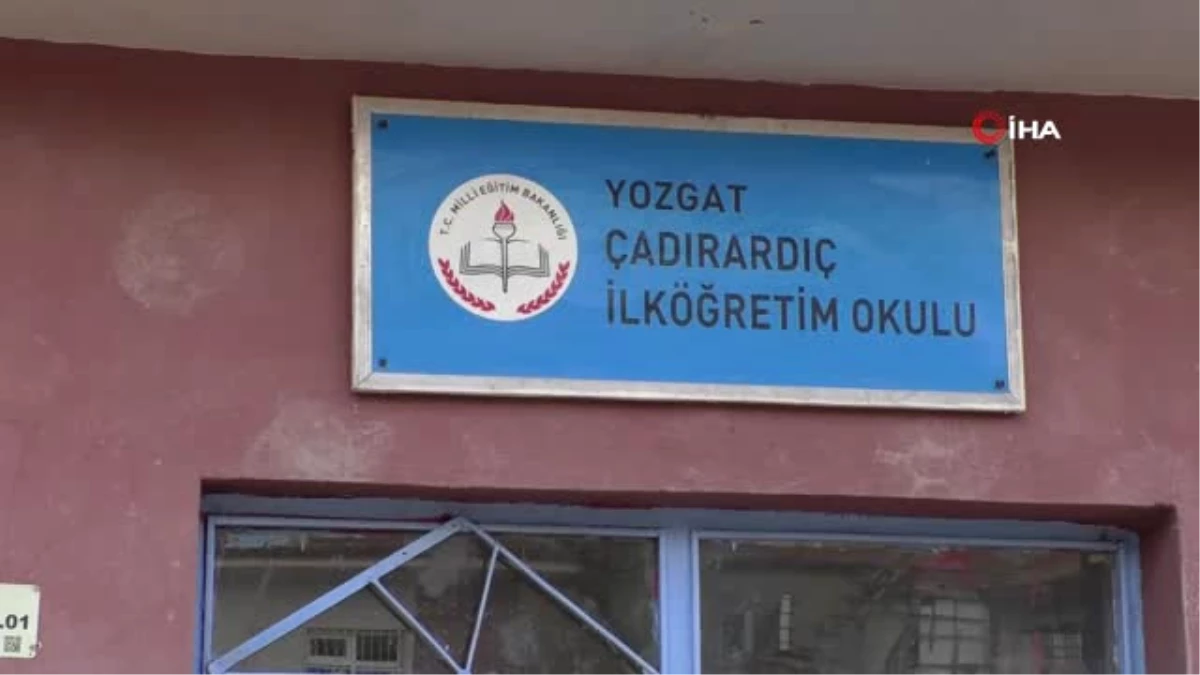 Topladıkları Koli Koli Oyuncaklarla Köydeki Öğrencilerin Yüzünü Güldürdüler