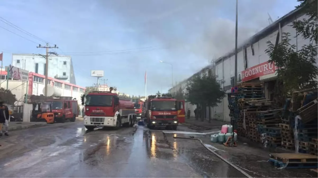 Toptan Gıda Deposunda Başlayan Yangın Fabrikalara Sıçradı