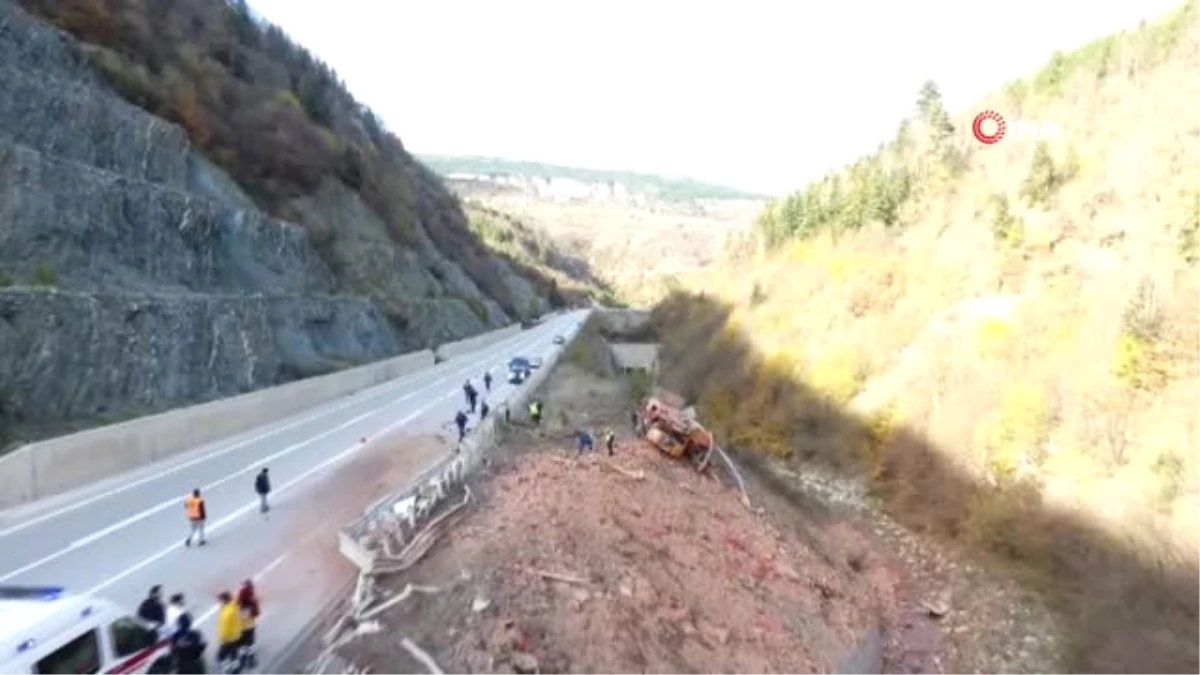 Tuğla Yüklü Kamyon Şarampole Yuvarlandı: 2 Ölü, 1 Yaralı...kaza Sonrası Kamyon ve Etrafa Saçılan...