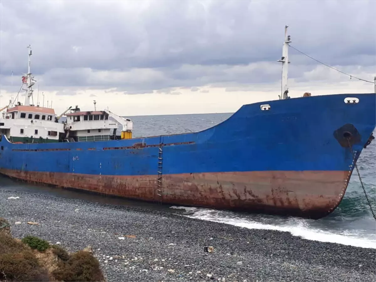 Yalova\'ya Söküm İçin Getirilen 2 Gemi Karaya Oturdu