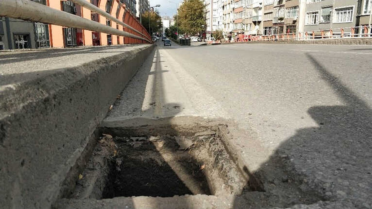 Yol Kenarındaki Mazgalları Çaldı, Yayaları Tehlikeye Attı
