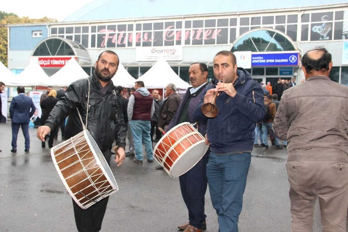 AK Parti\'de Davullu Zurnalı E-temayül Heyecanı