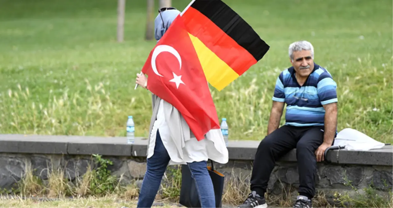 Merkel\'in Veliahtından Korkutan Haber: Türkler Çifte Vatandaşlığı Kaybedebilir