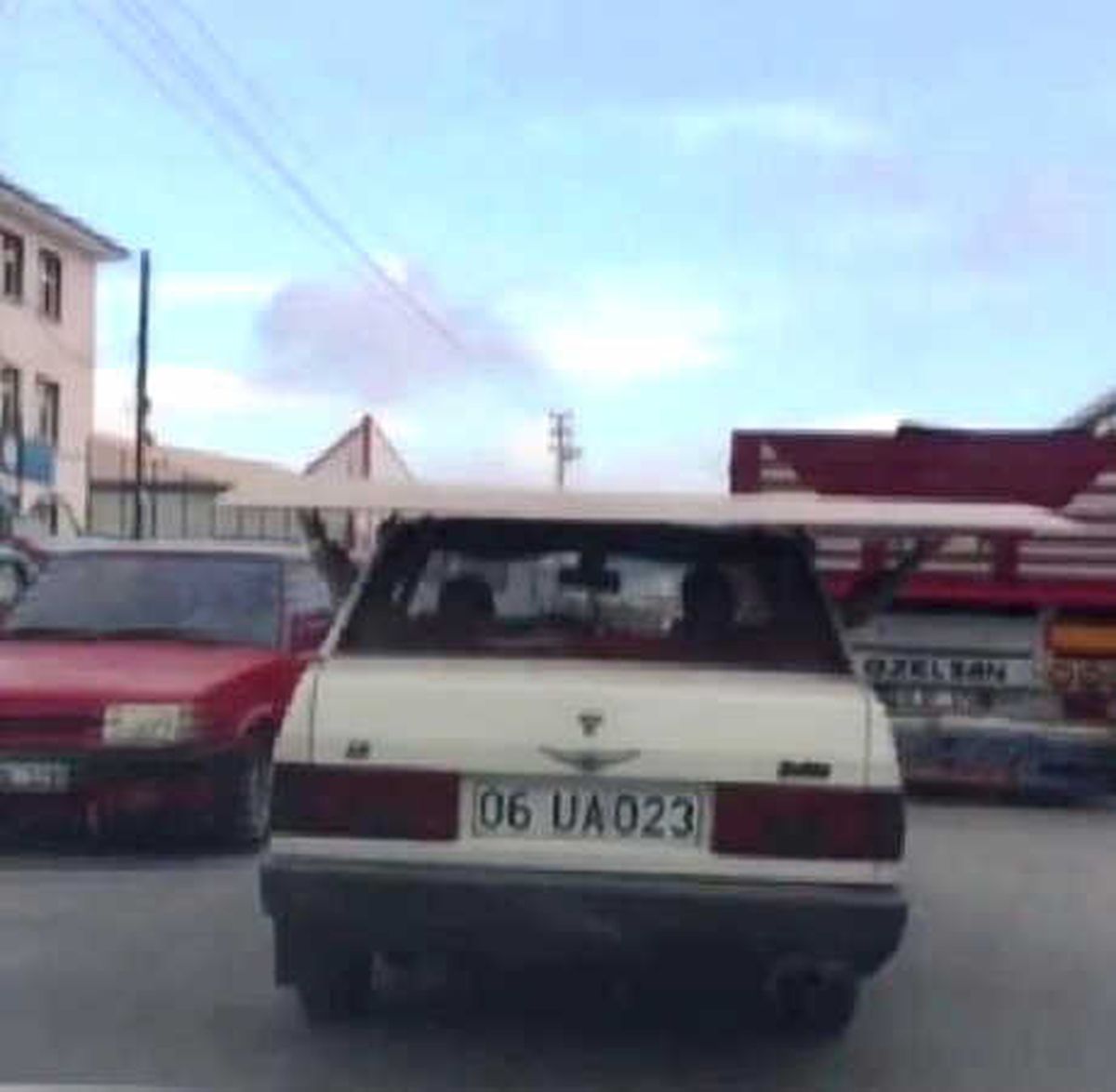 Ankara\'da Elbirliği ile Araç Üzerinde Taşınan Sunta Olası Kazaya Davetiye Çıkardı