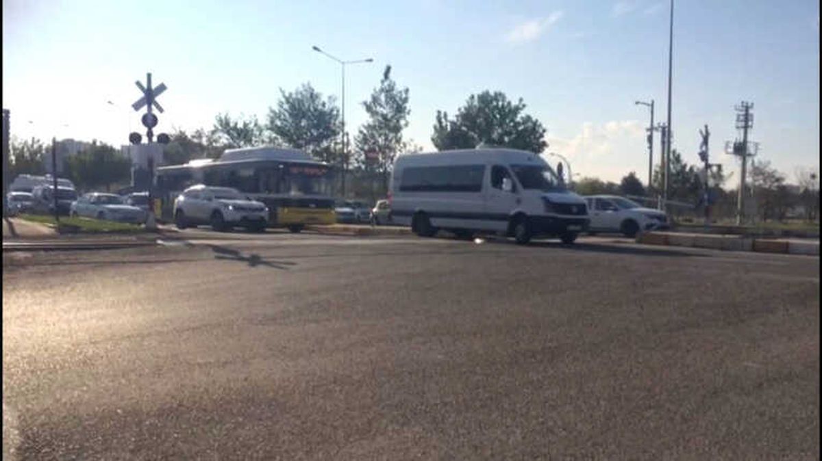 Bariyerler Kapandı Alarmlar Çaldı, Sürücüler Dikkate Almadı