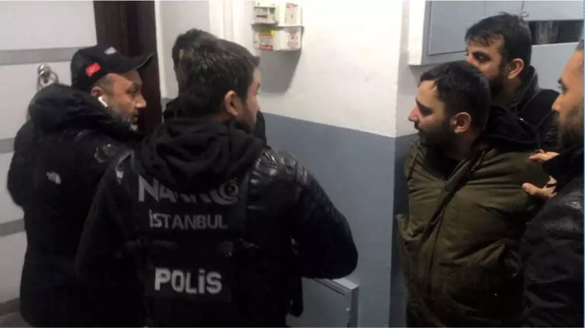 Eşine "Kapıyı Açma, Polis" Diye Bağırdı