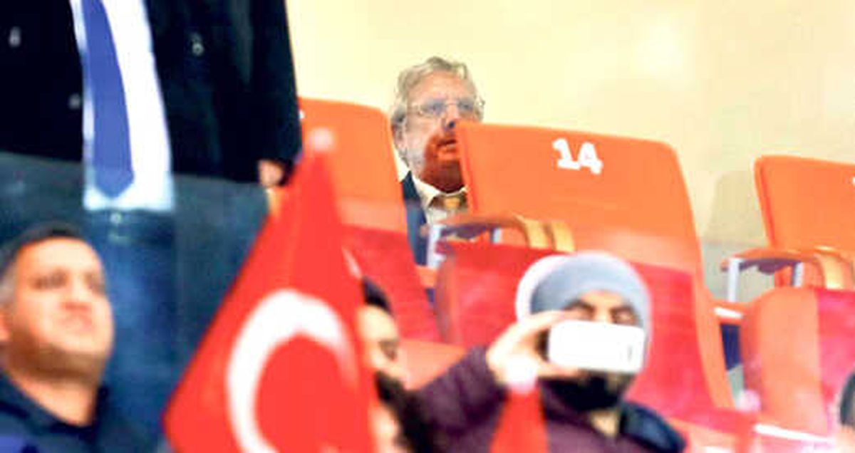 Fenerbahçe\'nin Eski Başkanı Aziz Yıldırım, İsveç Maçını Tribünden İzledi