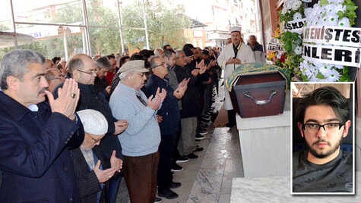 Fotoğraf Çekeceklerine Yardım Etselerdi, Şimdi Hayattaydı\'