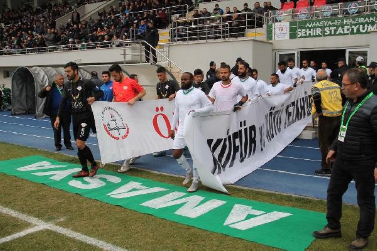Futbolcular Sahaya \'Küfüre ve Kötü Tezahürata Hayır\' Pankartı ile Çıktı