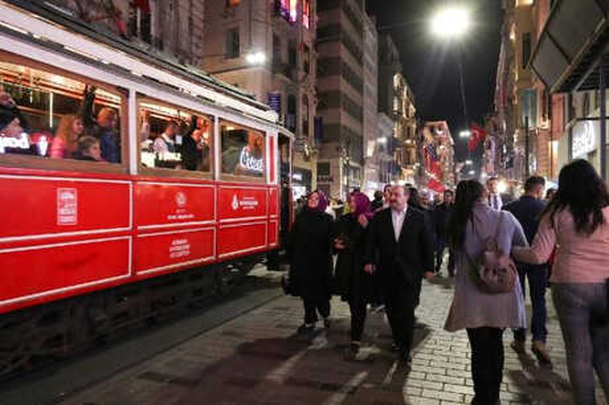 İki Bakan İstiklal Caddesi\'nde Yürüyüşe Çıktı