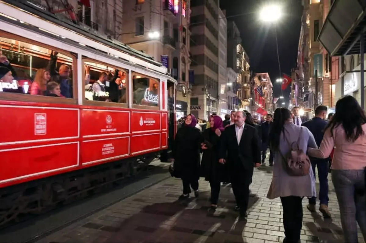 İki Bakan İstiklal Caddesi\'nde Yürüyüşe Çıktı