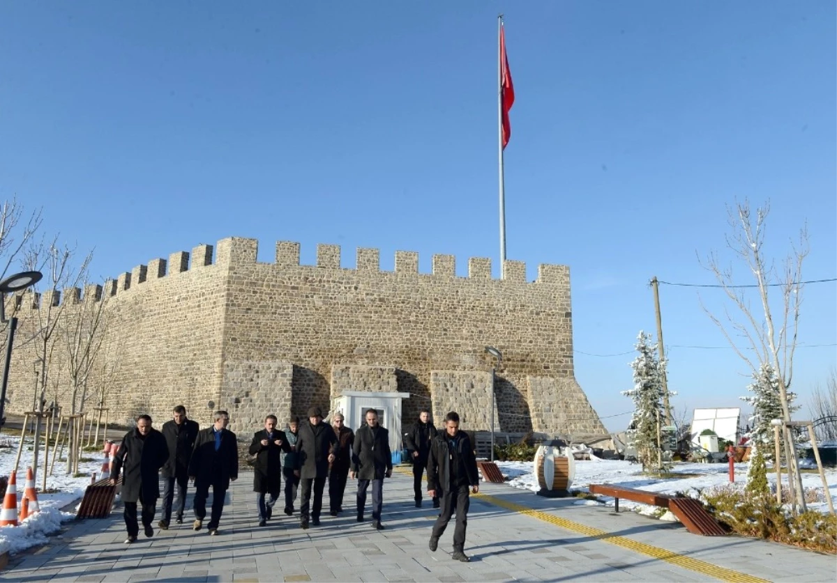 Kale ve Civarı Erzurum\'un Sultanahmet Meydanı Olacak