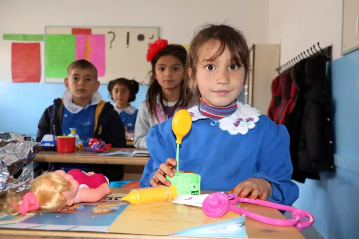 Köy Okulundaki Öğrencilere Koli Koli Oyuncak