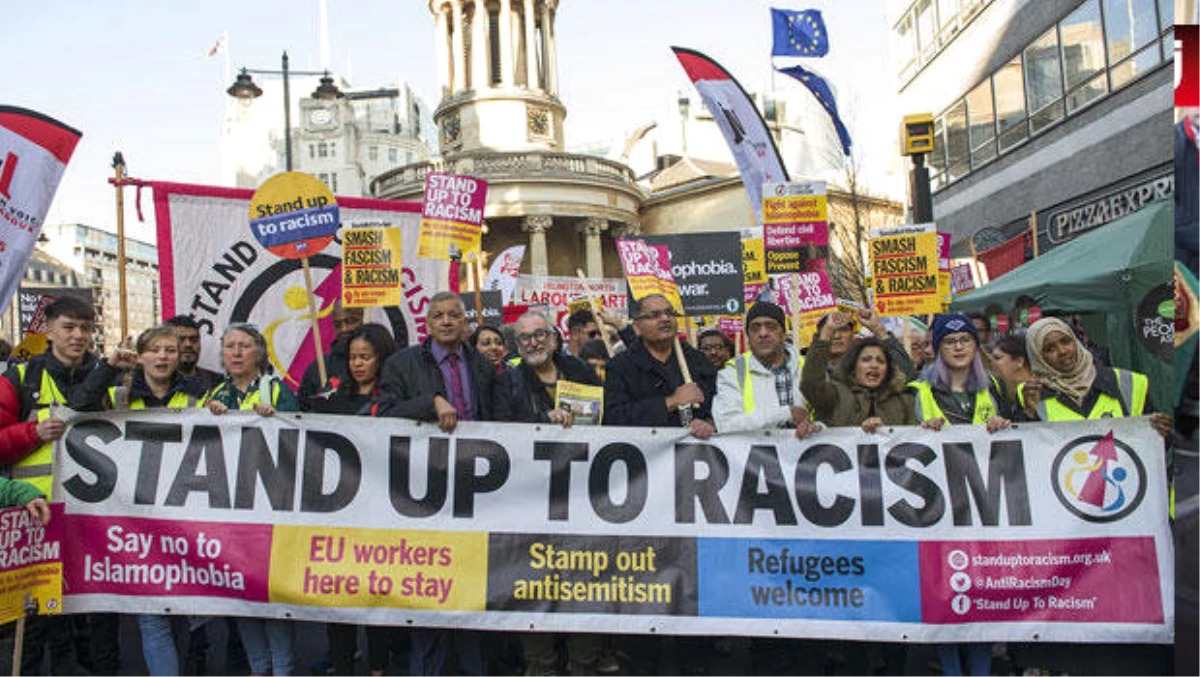 Londra\'da 30 Bin Kişi "Müslümanların Yanındayız" Sloganlarıyla Başbakanlığa Yürüdü