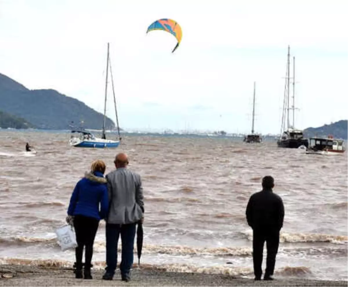 Marmaris\'te Rüzgarla Dans Ettiler