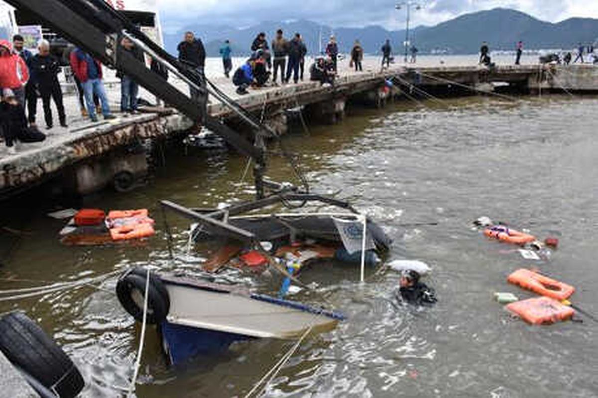Marmaris\'te Sağanak 7 Tekneyi Batırdı, Deniz Renk Değiştirdi