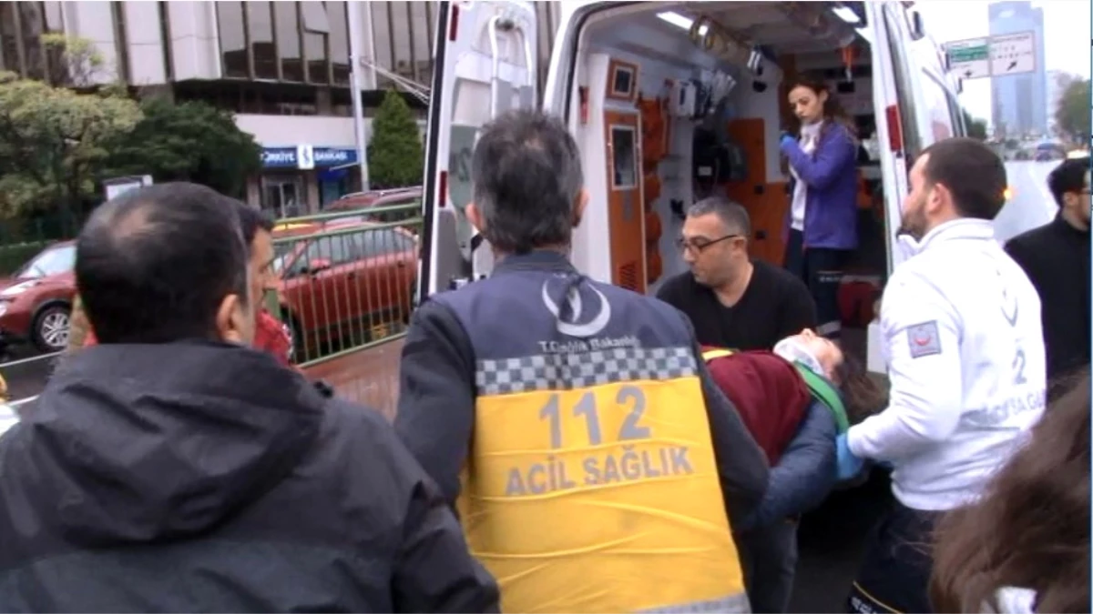Beşiktaş\'ta Kaza Yapan Annesini Gören Küçük Kız, Gözyaşlarına Boğuldu