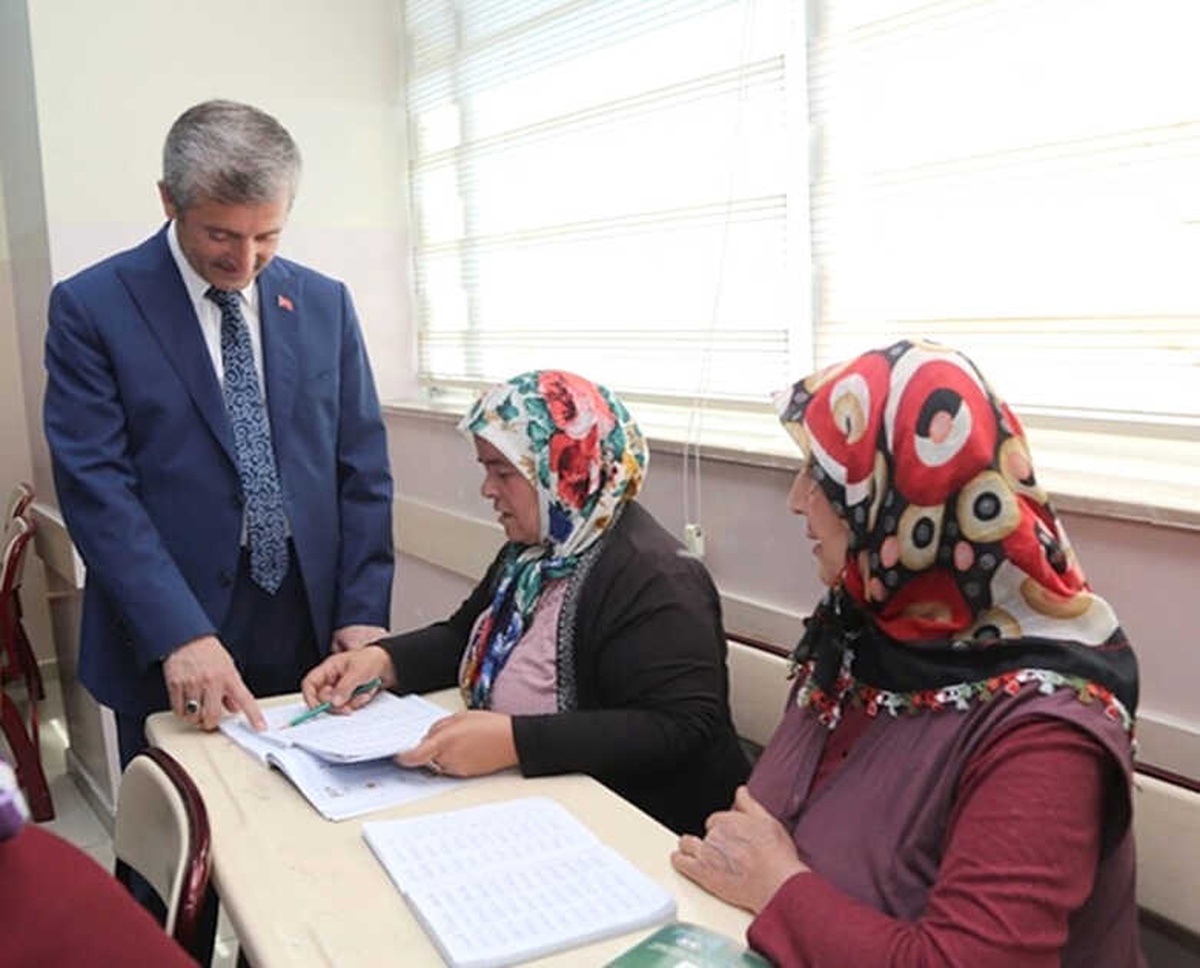 Şahinbey Belediyesi Okuma-yazma Öğrenenlere Kahve Fincanı Hediye Ediyor