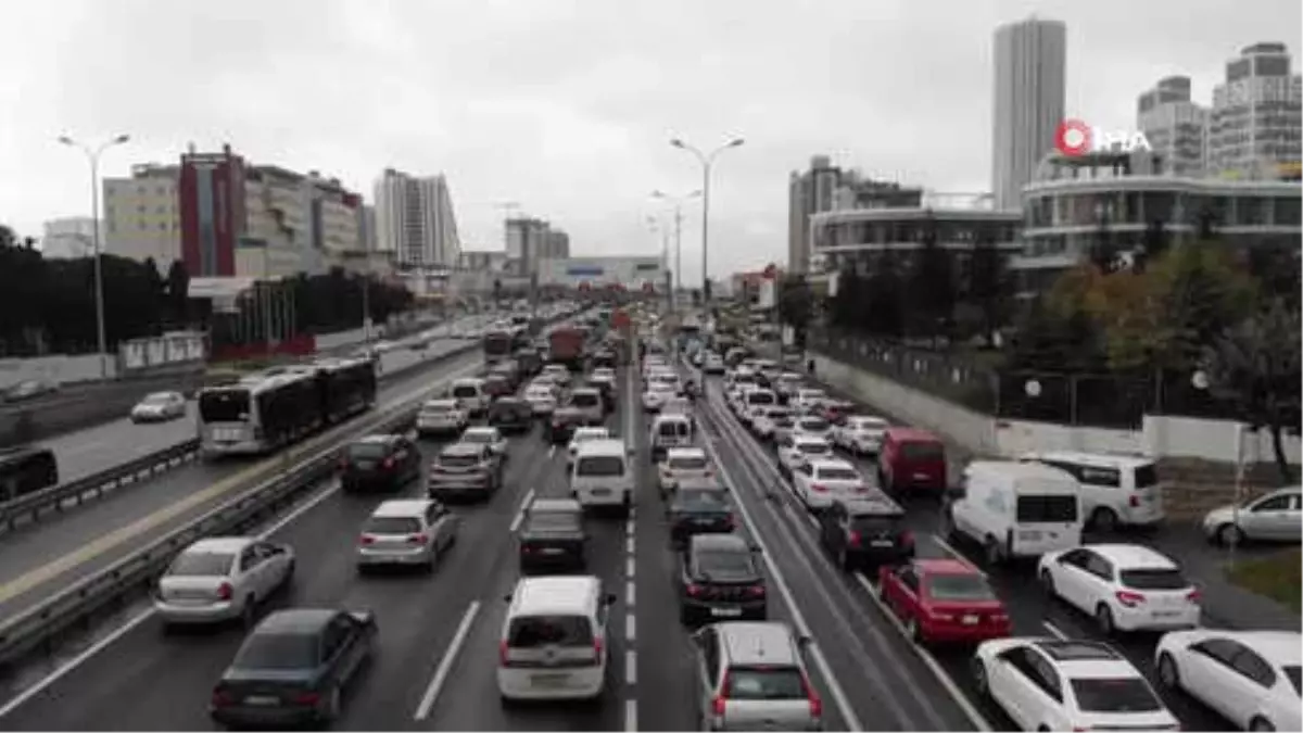 Son Gününde Vatandaşlar Tüyap\'a Akın Etti, Trafikte Kilometrelerce Kuyruk Oluştu.