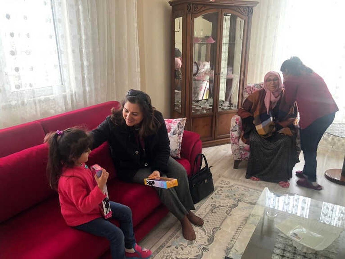 Ünlü, Kuş ve Ay Ailelerine Ziyaret Etti